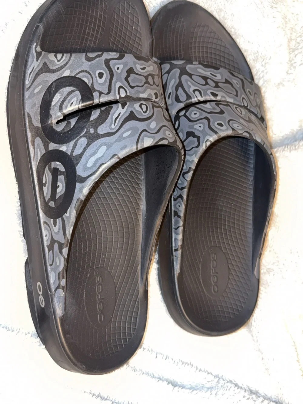 OOFOS Men's Black Water camo Patterned Slide Sandals size 11